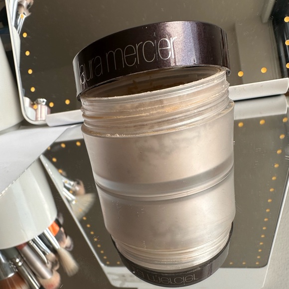 Laura Mercier Translucent Loose Setting Powder - Picture 2 of 4